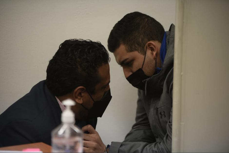 Jorge Zea conversa con su abogado durante el juicio. (Foto: Wilder López / Soy502) 