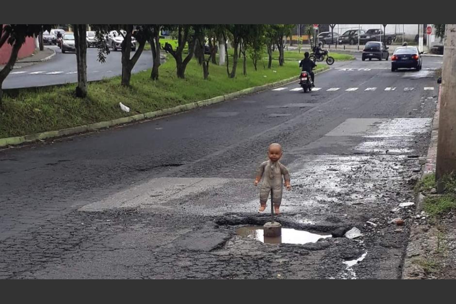 Usuarios que transitan en el bulevar Tulam Tzu anuncian así el peligro de un bache. (Foto: captura pantalla) 