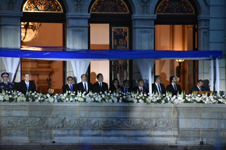 El presidente Alejandro Giammattei participó en la izada para festejar los 201 años de independencia. (Foto: Copresam)