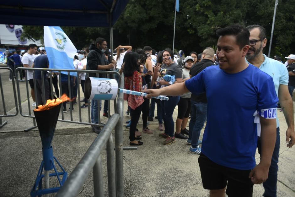 Los cuatro carriles del bulevar Liberación se encuentra ocupados por personas que participan en actividades de antorchas y caravanas. (Foto ilustrativa: Wilder López/Soy502)