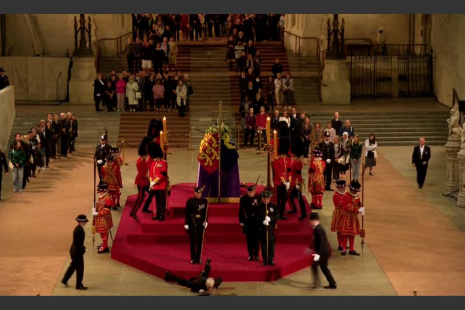 Un guardia real se desmayó mientras custodiaba el féretro de la reina Isabel II. (Foto: Cdn)
