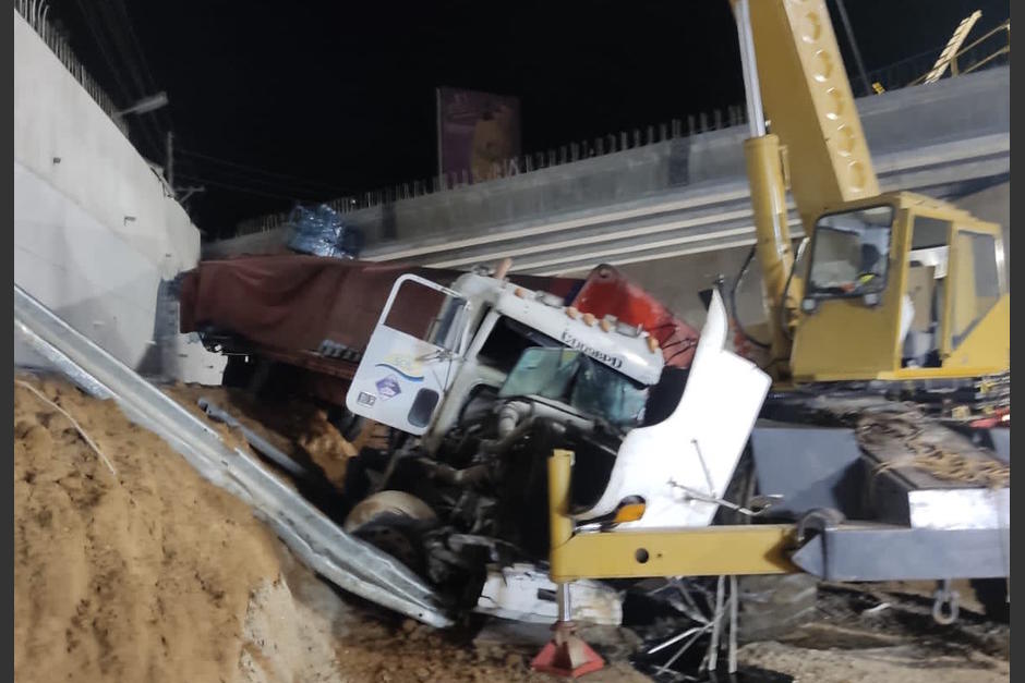 El conductor de un tráiler pierde el control y cae a la construcción de un paso a desnivel en el kilómetro 25 de la ruta a El Salvador. (Foto: Bomberos Voluntarios)