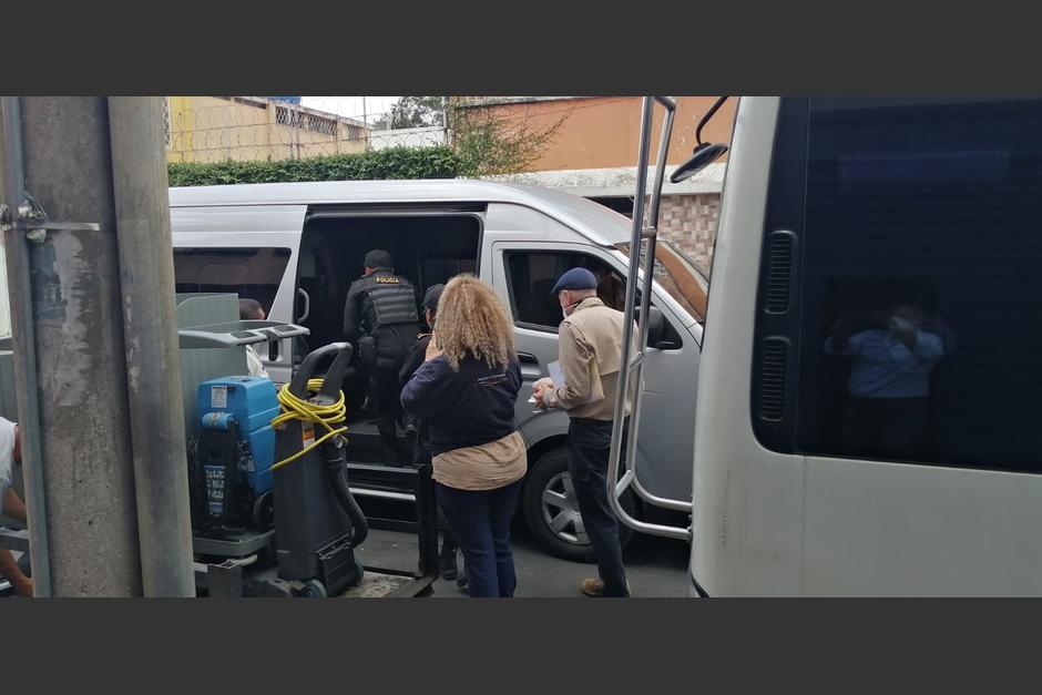 Un hombre de nacionalidad estadounidense causó destrozos en un Centro de Atención Migratoria, por lo que fue llevado al Hospital Federico Mora. (Foto: Migración)