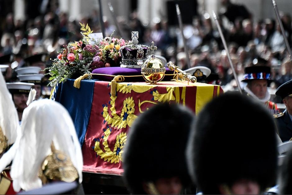 En el funeral de Isabel II en presencia de líderes del todo el mundo, los británicos observaron dos minutos de silencio por su difunda reina. (Foto: AFP) 