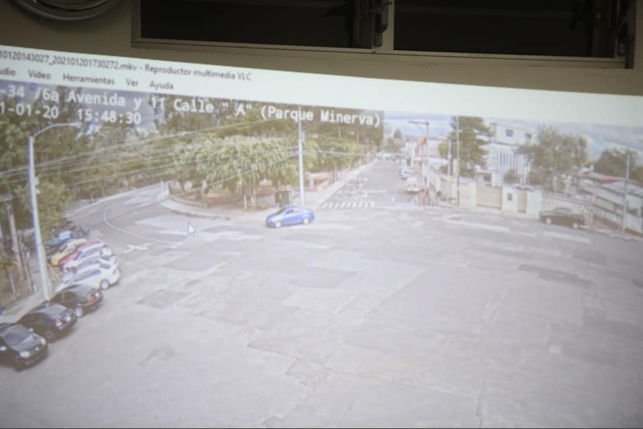 Una cámara de seguridad capta el momento en que Jorge Zea conduce el vehículo azul en la zona 2. (Foto: Wilder López / Soy502)