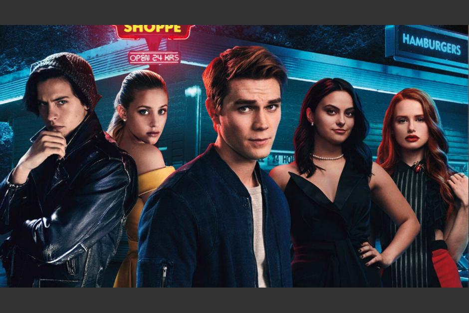 Un actor de la serie "Riverdale" fue condenado a cadena perpetua por asesinar a su madre en 2020. (Foto: Newsweek)