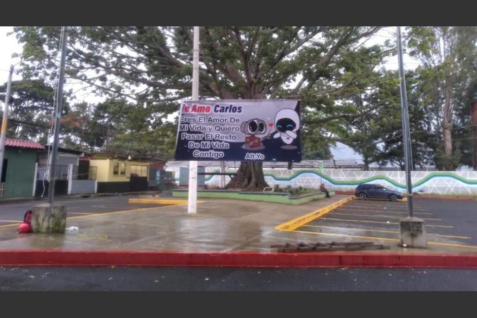 Las imágenes de la manta con un mensaje de amor se viralizaron en redes sociales. (Foto: Twitter/NoticiasVH)