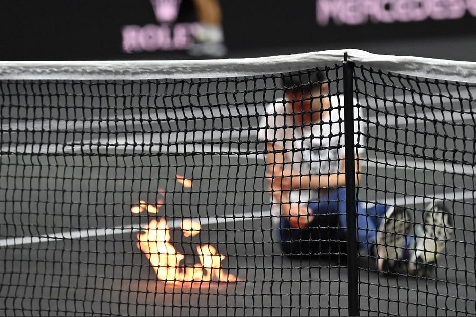 Un activista entró a la pista en la Laver Cup y prendió fuego a su brazo. (Foto: AFP) 