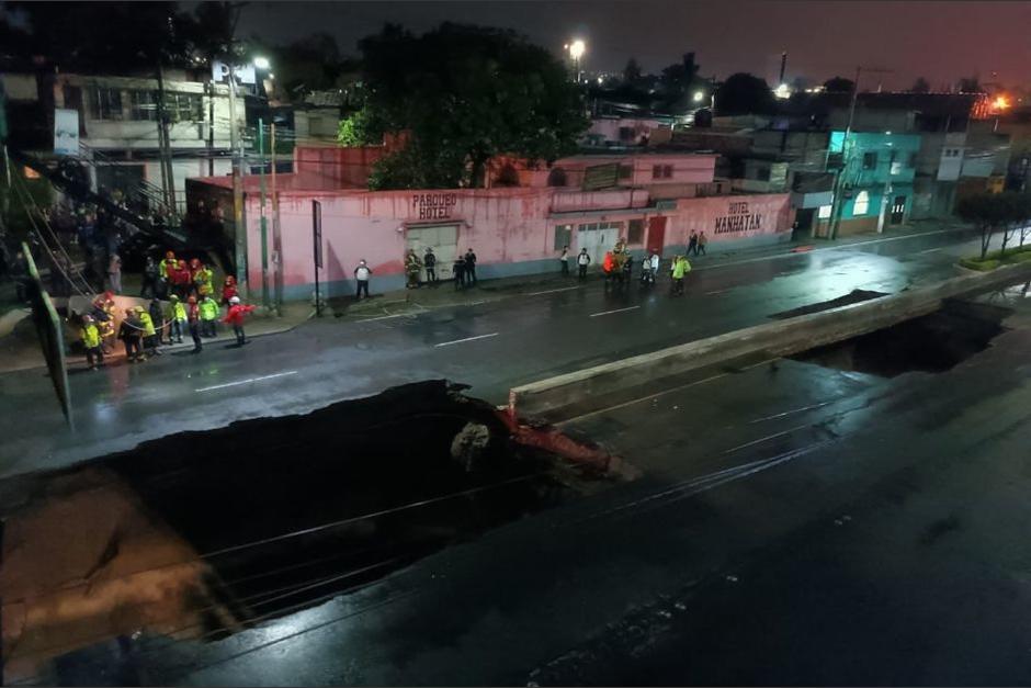 Son dos agujeros los que se formaron en Villa Nueva. (Foto: Bomberos Voluntarios)