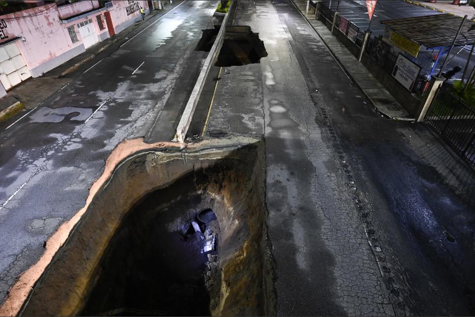 Dos agujeros se formaron la noche del sábado en un sector de Villa Nueva. (Foto: Johan Ordóñez/AFP)