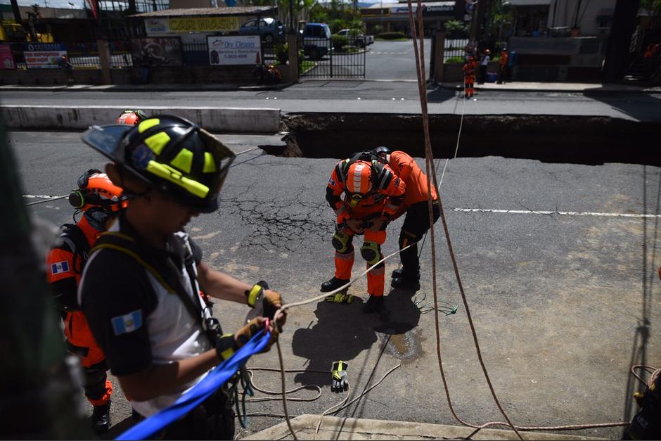 Socorristas continúan con la búsqueda de dos mujeres que siguen desaparecidas en el agujero de Villa Nueva. (Foto: Soy502)