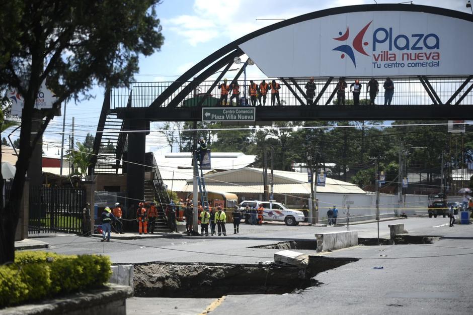 Socorristas luchan por localizar a dos mujeres que se teme sigan dentro de los nuevos agujeros en Villa Nueva. (Foto: Wilder López/Soy502)