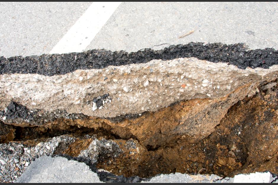 El hundimiento colapsó la ruta durante la noche del martes 27 de septiembre. (Foto: Ilustrativa/Shutterstock) 