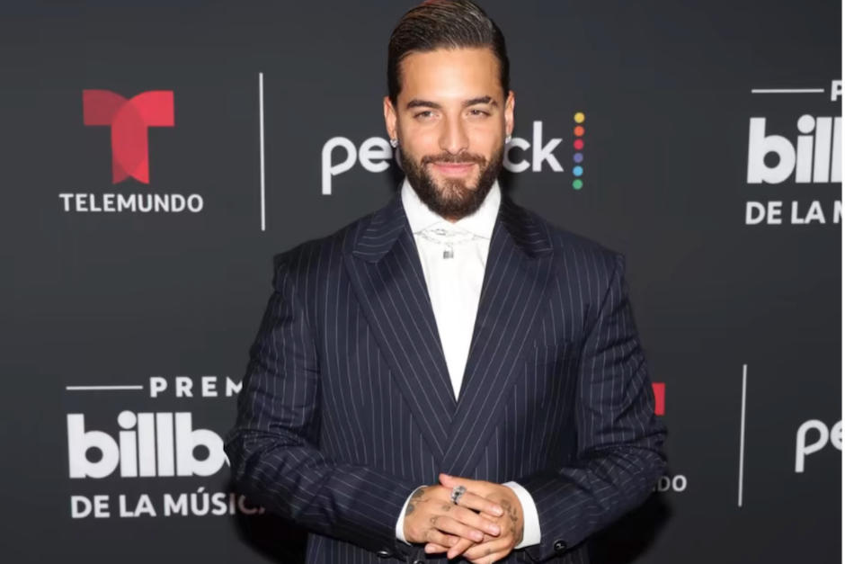 Maluma causó conmoción con el tremendo beso que plantó a su novia. (Foto: AFP) 