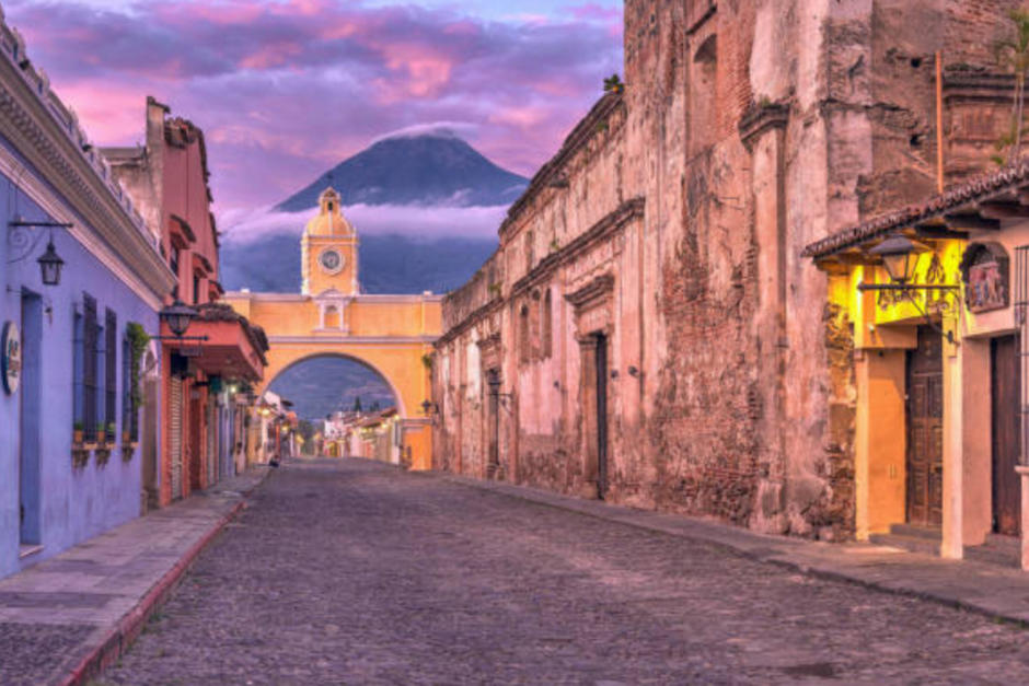 El fotógrafo Mono del Espacio retrató a la ciudad sin humanos gracias a la IA. (Foto: AFP)