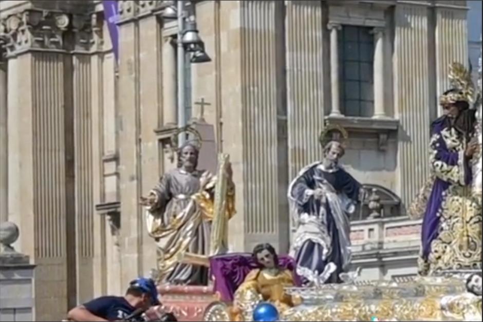 Obligan a un camarógrafo a moverse durante el paso procesional de Jesús Nazareno de los Milagros, el Domingo de Ramos. (Foto: captura de video