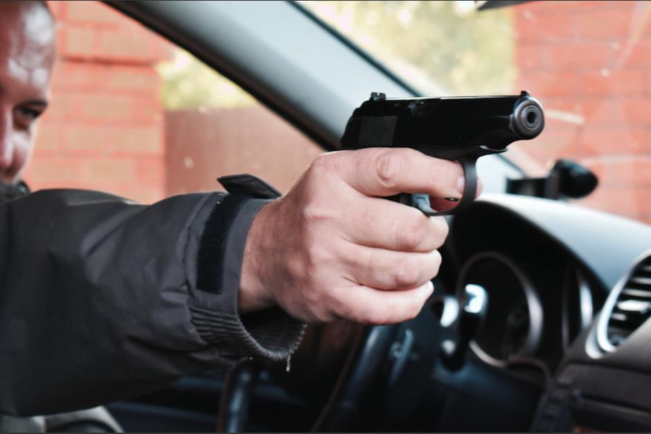 La PNC tuvo que intervenir y detener a los sujetos que amenazaban con armas. (Foto: Ilustrativa/Shutterstock)