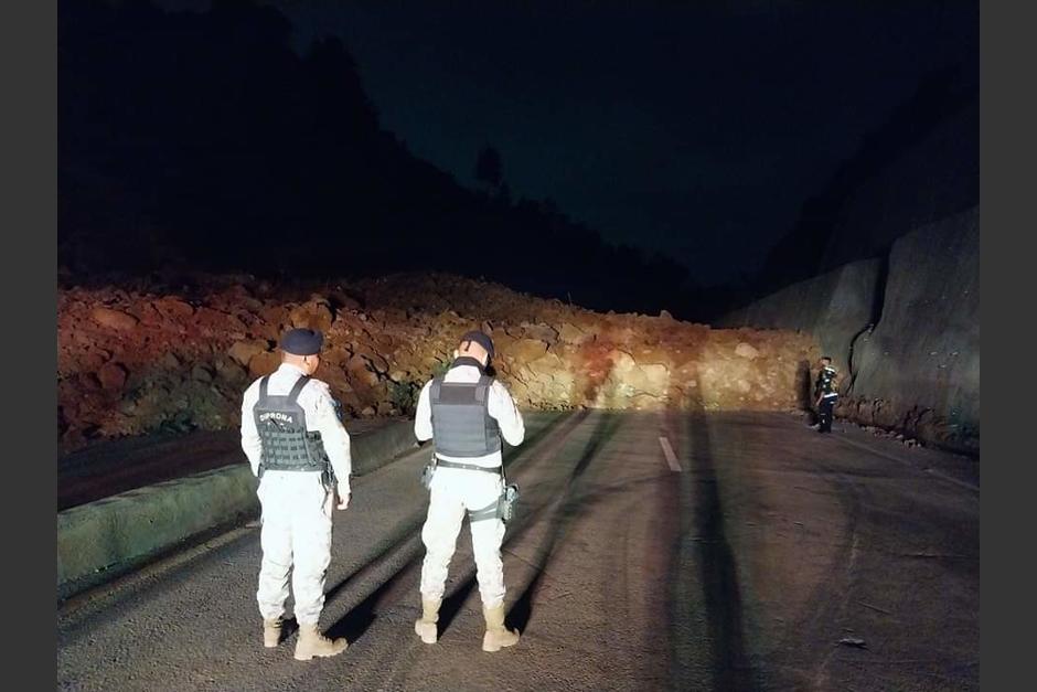 Luego del derrumbe, los cuerpos de socorro iniciaron la búsqueda de afectados. (Foto: CRG)