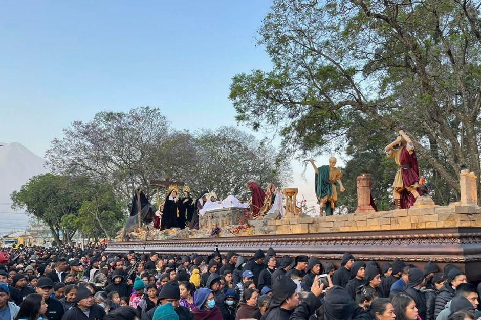 El cortejo procesional de la iglesia de San Felipe, Sacatepéquez, regresó hasta el día siguiente a su iglesia. (Foto: Semana Santa en la Antigua)