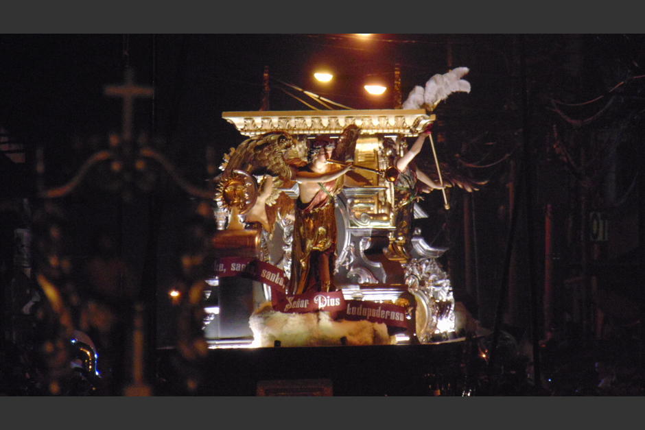 Un hombre falleció cuando cargaba la procesión de la Recolección en el Centro Histórico. (Foto: RRSS)