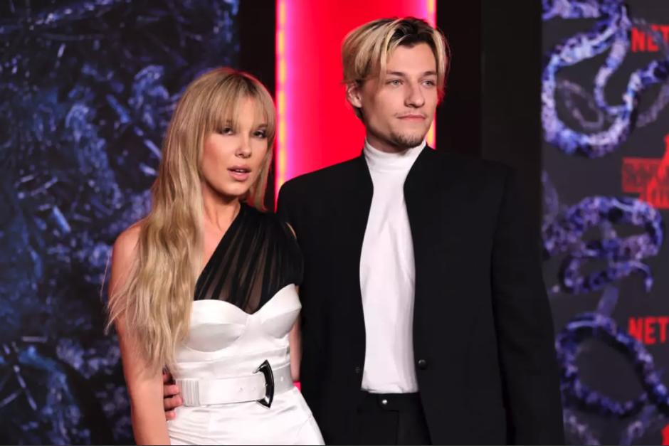 Millie Bobby Brown sorprendió a sus seguidores con una fotografía anunciando su compromiso. (Foto: Quien)