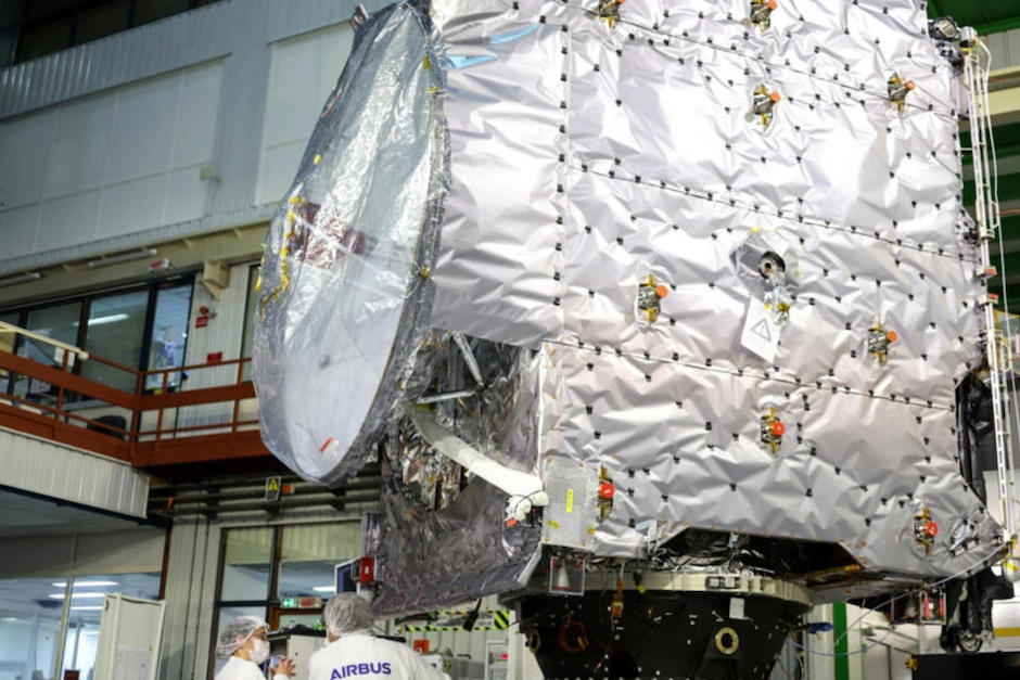 La sonda JUICE en las instalaciones de la compañía Airbus en Toulouse (Francia), el 20 de enero de 2023, (Foto: AFP) 