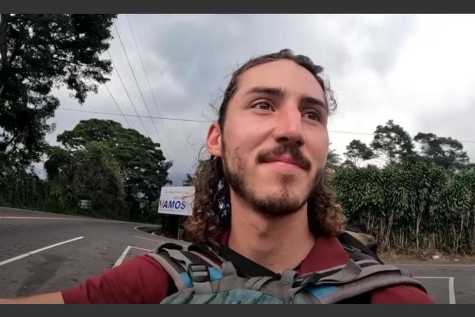 El mexicano busca llegar hasta Argentina sin dinero ni comida y actualmente está en Guatemala. (Foto: captura de video)
