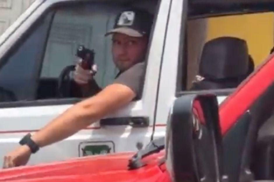 Un video muestra el momento en que el conductor de un vehículo con propaganda de la UNE amenaza con un arma de fuego a otro conducto. (Foto: captura de pantalla)