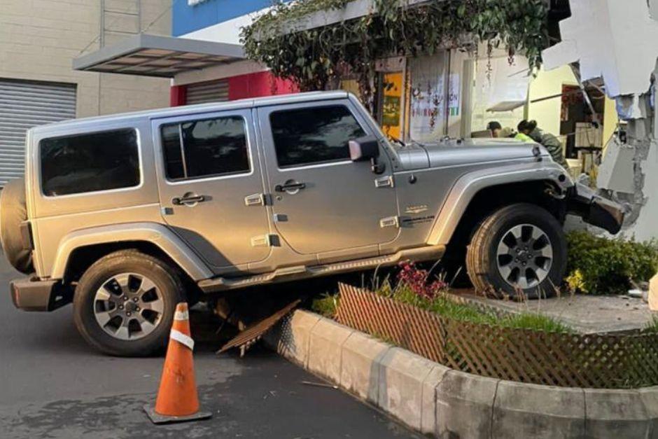 Una persecución terminó en una balacera en un comercial de ruta a El Salvador. (Foto: PNC) 