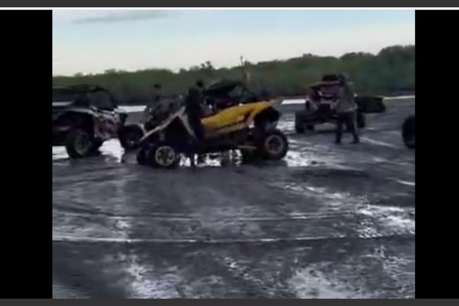 El accidente de un grupo de personas en una playa de Tulate, Guatemala, estuvo a punto de terminar en tragedia. (Foto: captura de pantalla) 