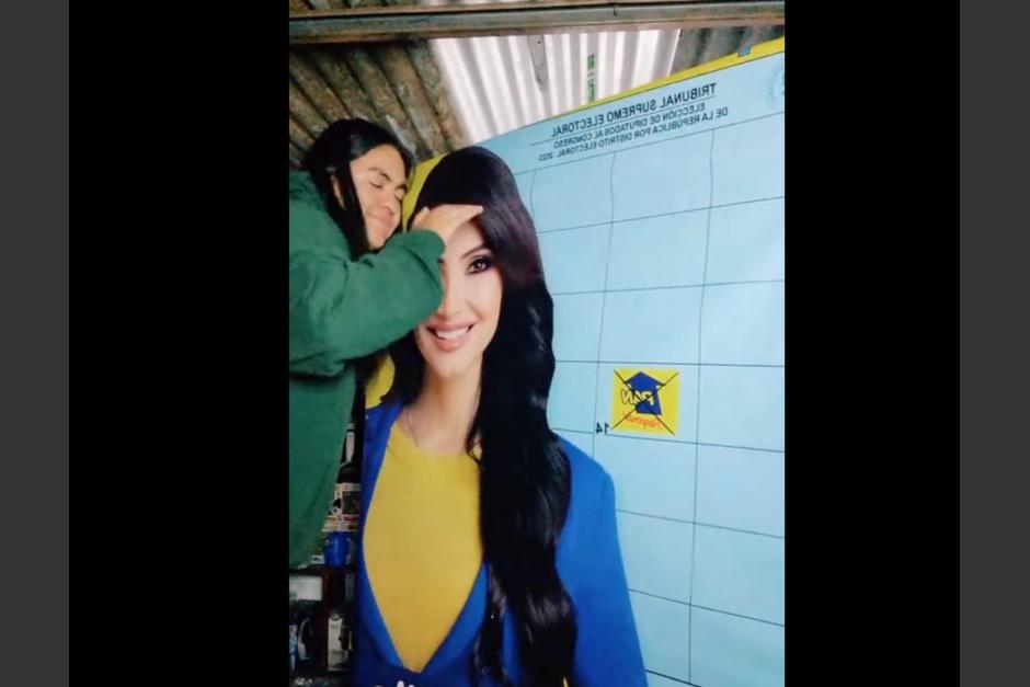 Un guatemalteco se hizo viral por tener una valla de Massiel Carrillo en su casa. (Foto: Captura de video)