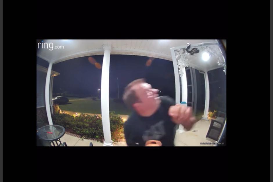 Un hombre es mordido en la cabeza por una serpiente. (Foto: Captura de video)