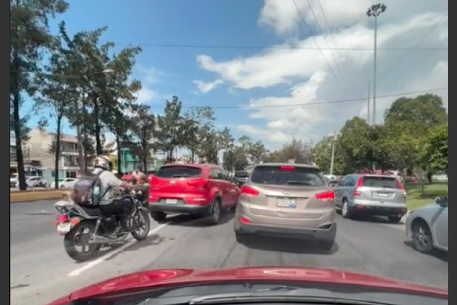 El conductor evidenció cómo otros automovilistas creaban un tercer carril. (Foto: captura de video)