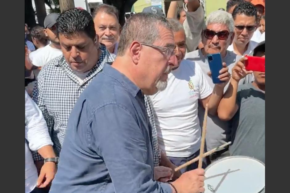 Bernardo Arévalo se animó a tocar el tambor. (Foto: captura de video)
