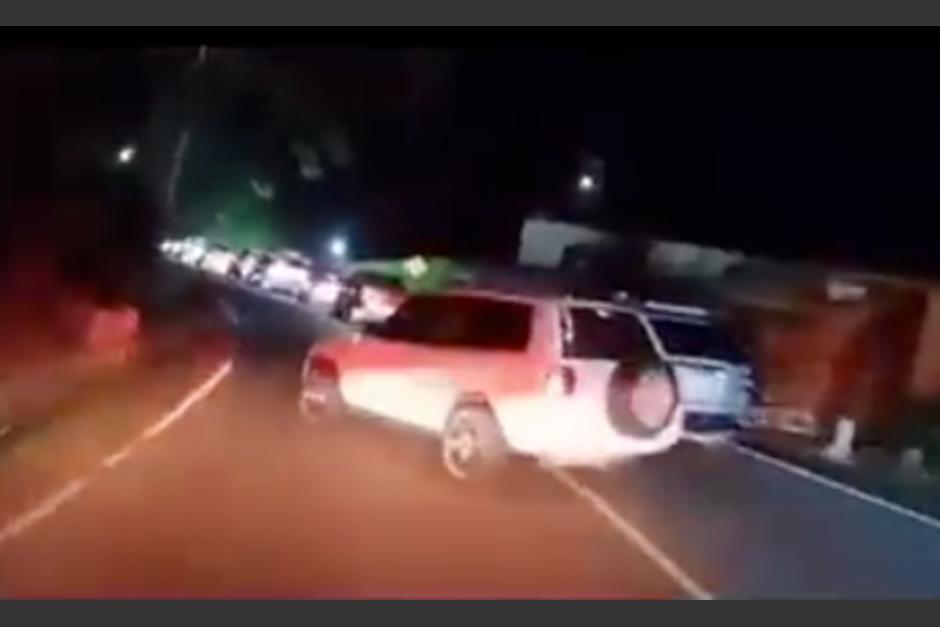 El conductor estuvo durante varios segundos impidiendo el paso de una ambulancia. (Foto: captura de pantalla)