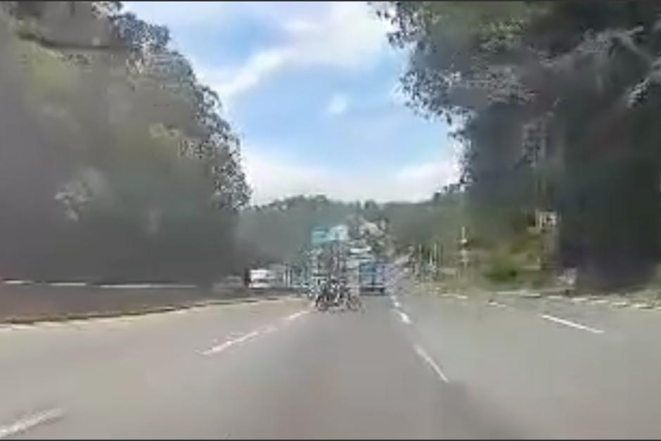 Motorista realiza una maniobra indebida en plena bajada de Villalobos, en la ruta al Pacífico. (Foto: captura de video)