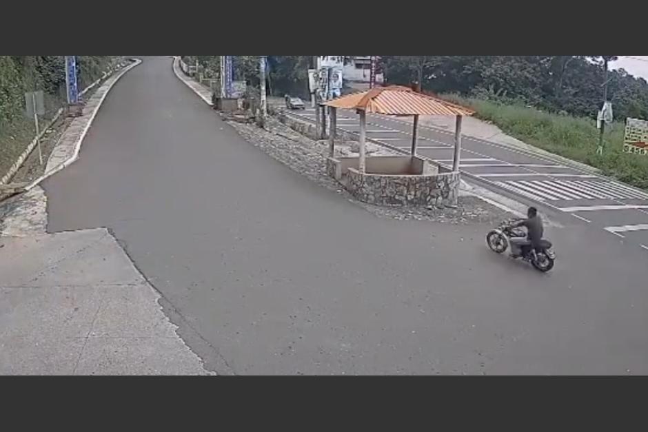 Un fuerte accidente de tránsito fue protagonizado por un motorista en Guazacapán, Santa Rosa. (Foto: captura de video)