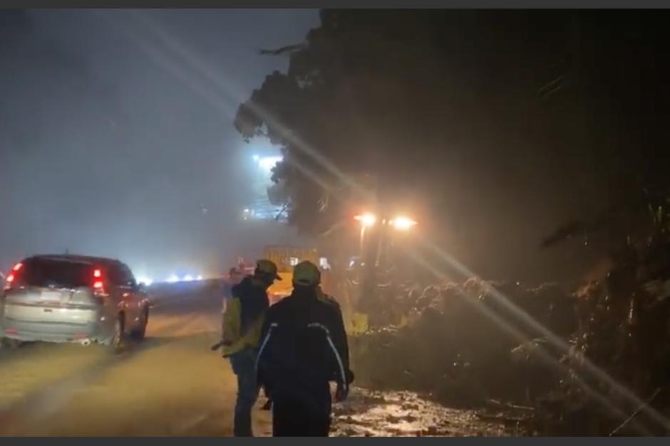 Un derrumbe de grandes proporciones se encuentra obstaculizando un carril en el kilómetro 12 de la ruta al Salvador. (Foto: captura de video)