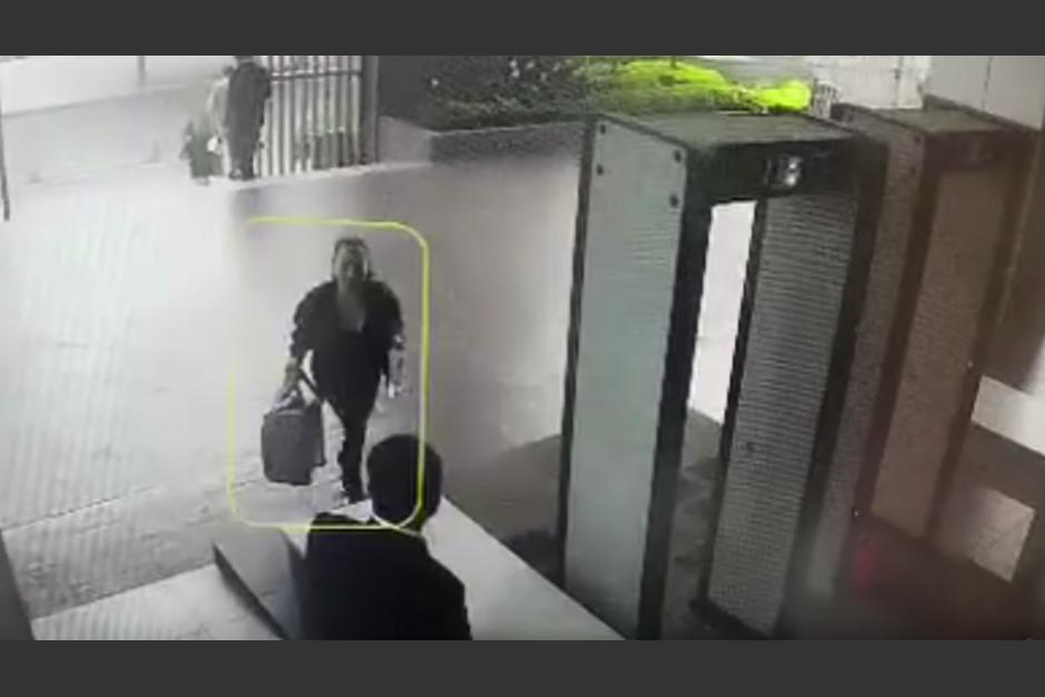 Un video forense de la PNC mostró la última vez en la que fue vista Floridalma Roque en zona 14. (Foto: captura de pantalla) 