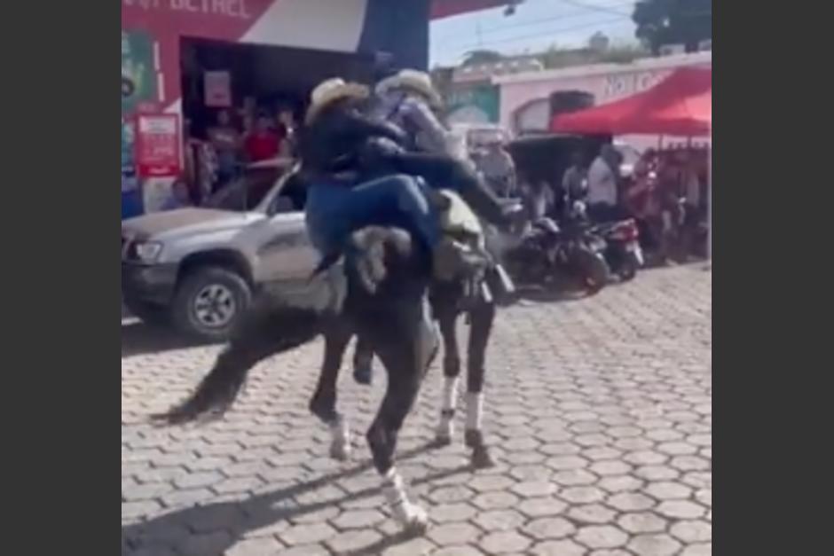 Una pareja sufrió una fuerte caída mientras montaba a caballo durante un desfile hípico. (Foto: captura de video)