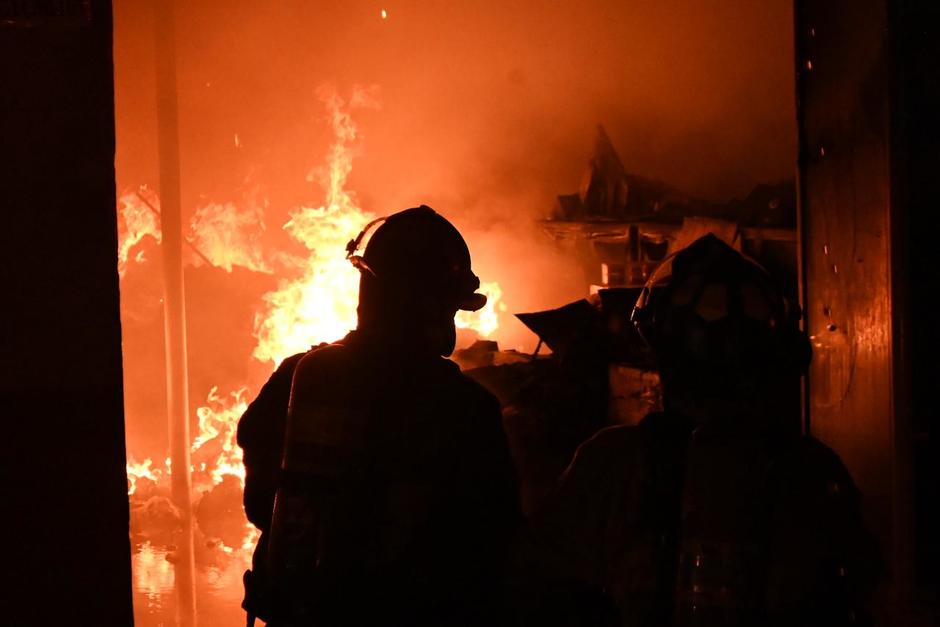 Una bodega fue consumida por el fuego en el Centro Histórico. (Foto: Bomberos Voluntarios)