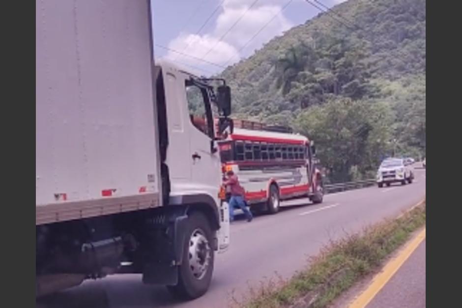 Ambos vehículos fueron obligados a retroceder tras ser sorprendidos circulando contra la vía. (Foto: captura de video)