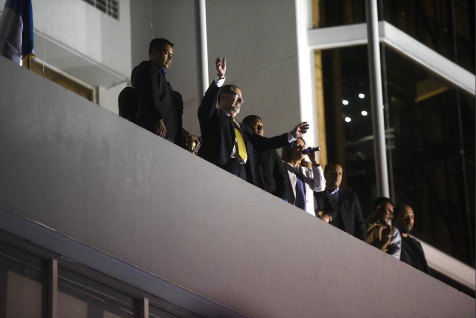Bernardo Arévalo y Karin Herrera saludaron a los simpatizantes que festejan su victoria. (Foto: Wilder López/Soy502)