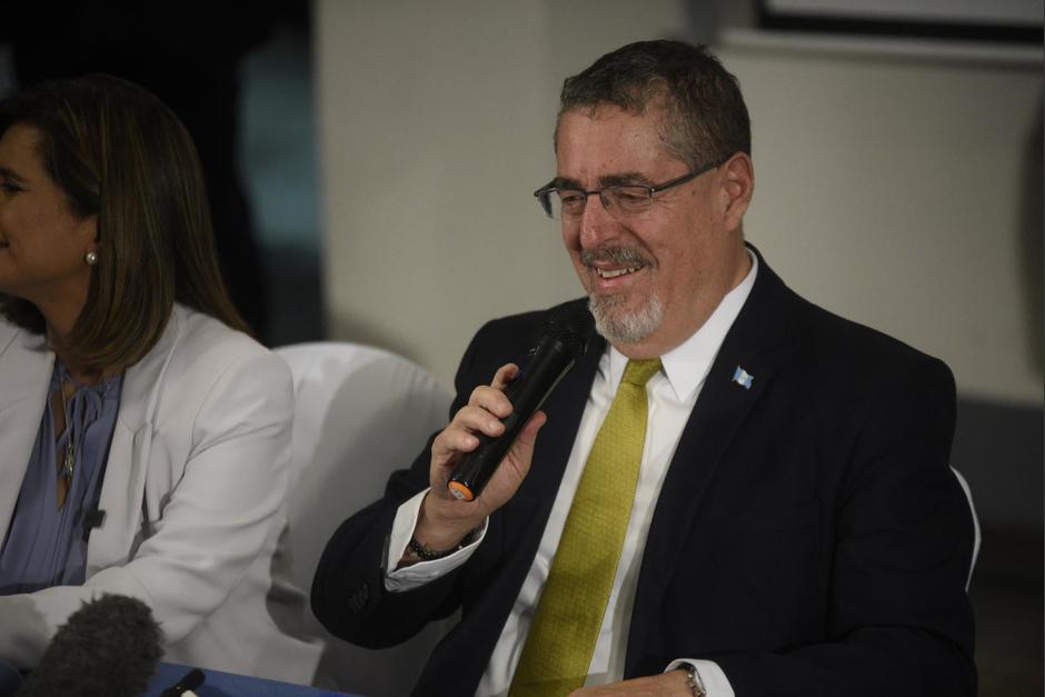Bernardo Arévalo se mostró feliz tras la victoria en la urnas frente a Sandra Torres. (Foto: Wilder López/Soy502)