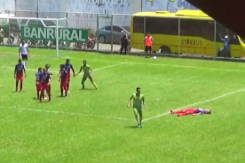 Un jugador perdió el conocimiento luego de una importante lesión. Foto: Oficial 