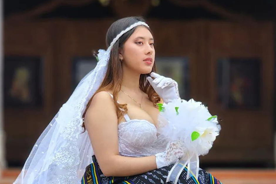 La guatemalteca lució el vestido de novia con detalles guatemaltecos que se hizo viral. (Foto: Alex Barrera)