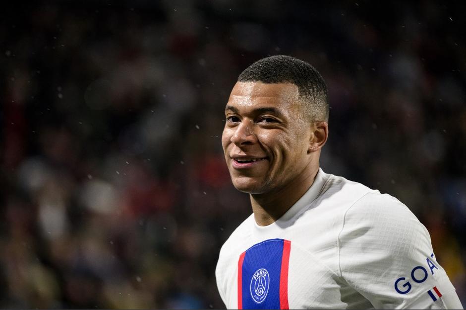 Mbappé y el polémico gesto que enciende los rumores de su salida del PSG. (Foto: AFP)