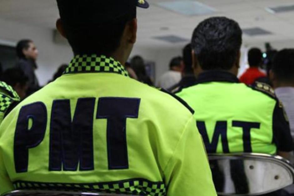 Un agente de la PMT sufrió un fuerte e insólito accidente en zona 1. (Foto: Archivo/Soy502) 