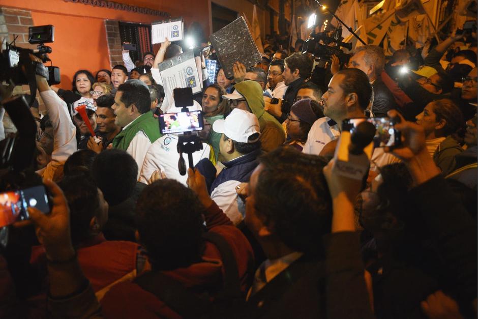 Las carpetas eran enviadas entre la multitud a aquellos que lograron pasar entre la gente. (Foto: Wilder López/Soy502)