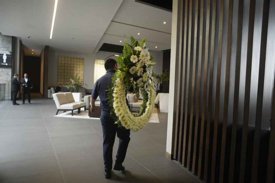 El expresidente Álvaro Colom está siendo velado en una funeraria de la zona 13. (Foto: Wilder López/Soy502) 